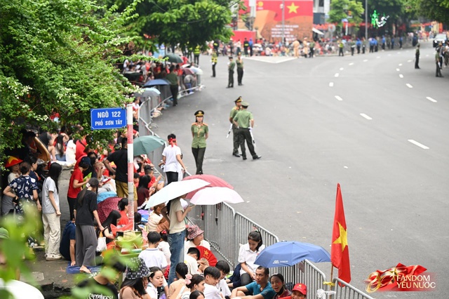 Trời đẹp, hết giờ làm việc, “khối yêu nước” đã sẵn sàng trên phố cho buổi sơ duyệt tối nay!- Ảnh 31.