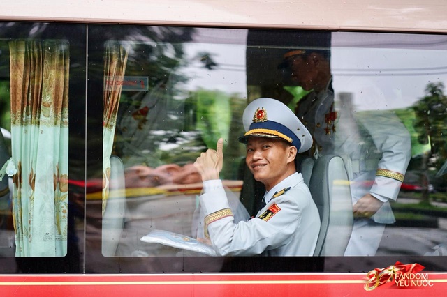 Trời đẹp, hết giờ làm việc, “khối yêu nước” đã sẵn sàng trên phố cho buổi sơ duyệt tối nay!- Ảnh 44.