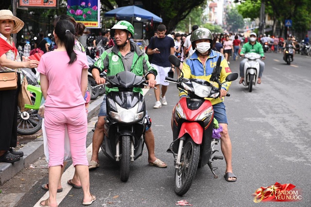 Trời đẹp, hết giờ làm việc, “khối yêu nước” đã sẵn sàng trên phố cho buổi sơ duyệt tối nay!- Ảnh 27.