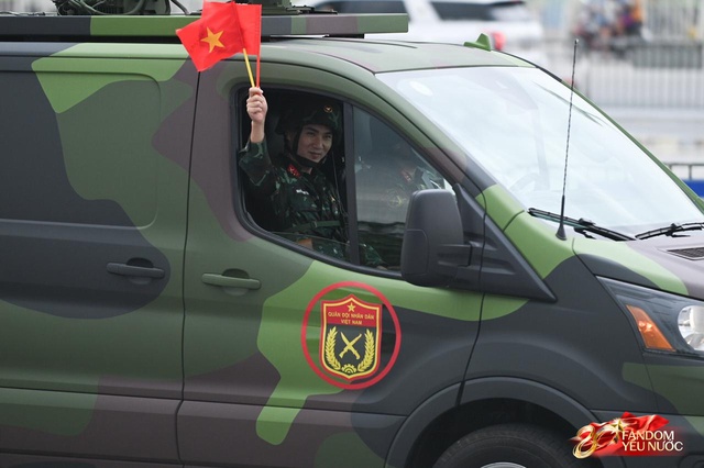 Trời đẹp, hết giờ làm việc, “khối yêu nước” đã sẵn sàng trên phố cho buổi sơ duyệt tối nay!- Ảnh 18.