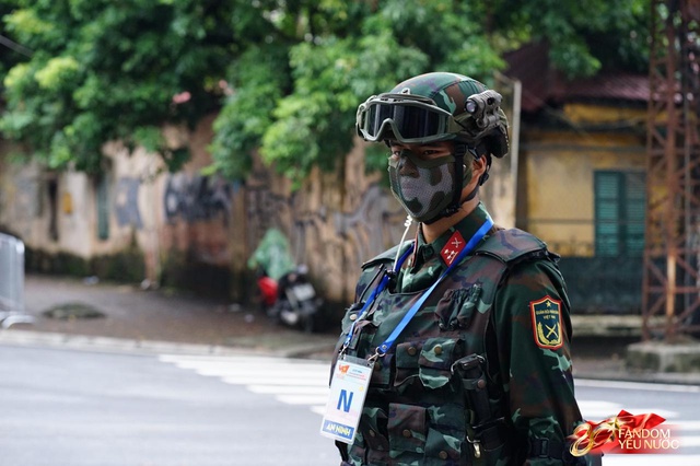 Trời đẹp, hết giờ làm việc, “khối yêu nước” đã sẵn sàng trên phố cho buổi sơ duyệt tối nay!- Ảnh 34.