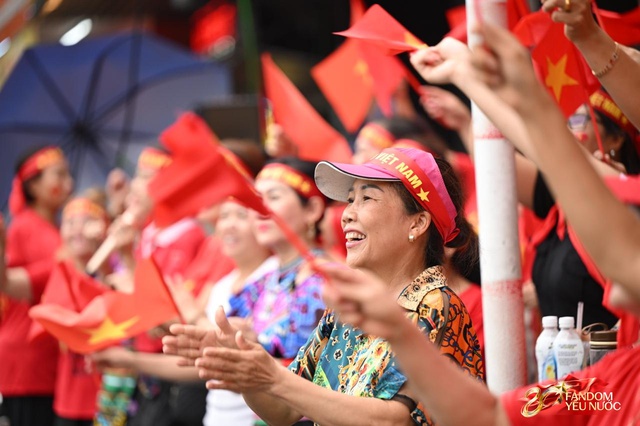Trời đẹp, hết giờ làm việc, “khối yêu nước” đã sẵn sàng trên phố cho buổi sơ duyệt tối nay!- Ảnh 9.