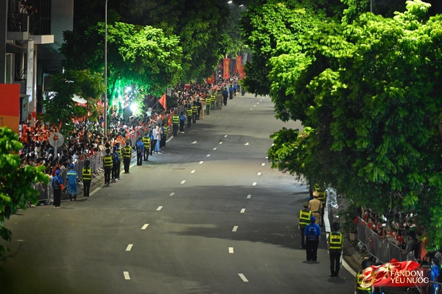 C&aacute;c khối diễu binh đi qua từng tuyến đường trong tiếng h&ograve; reo của người d&acirc;n: Tự h&agrave;o qu&aacute; Tổ quốc ơi!- Ảnh 66.