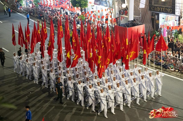 C&aacute;c khối diễu binh đi qua từng tuyến đường trong tiếng h&ograve; reo của người d&acirc;n: Tự h&agrave;o qu&aacute; Tổ quốc ơi!- Ảnh 54.