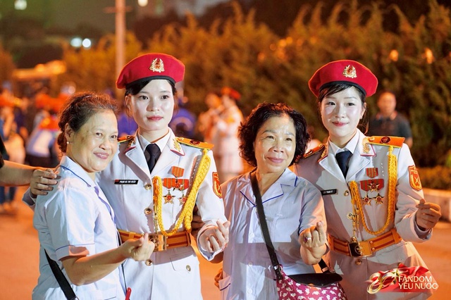 C&aacute;c khối diễu binh đi qua từng tuyến đường trong tiếng h&ograve; reo của người d&acirc;n: Tự h&agrave;o qu&aacute; Tổ quốc ơi!- Ảnh 13.