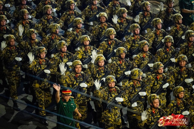 C&aacute;c khối diễu binh đi qua từng tuyến đường trong tiếng h&ograve; reo của người d&acirc;n: Tự h&agrave;o qu&aacute; Tổ quốc ơi!- Ảnh 1.