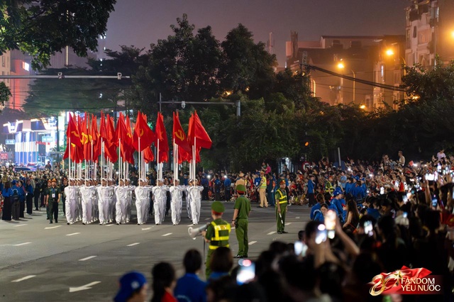 C&aacute;c khối diễu binh đi qua từng tuyến đường trong tiếng h&ograve; reo của người d&acirc;n: Tự h&agrave;o qu&aacute; Tổ quốc ơi!- Ảnh 23.
