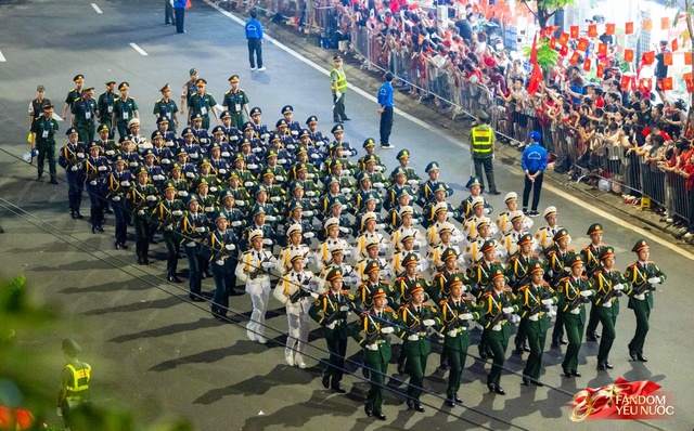 C&aacute;c khối diễu binh đi qua từng tuyến đường trong tiếng h&ograve; reo của người d&acirc;n: Tự h&agrave;o qu&aacute; Tổ quốc ơi!- Ảnh 44.