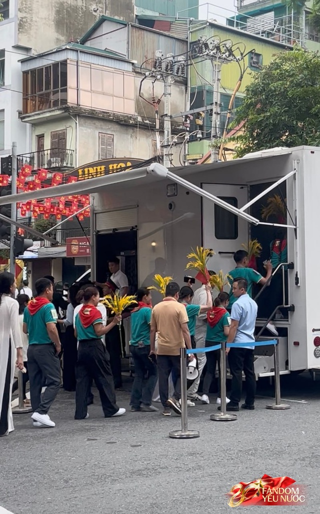 Trời đẹp, hết giờ làm việc, “khối yêu nước” đã sẵn sàng trên phố cho buổi sơ duyệt tối nay!- Ảnh 41.