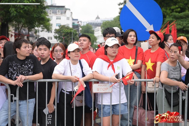 Trời đẹp, hết giờ làm việc, “khối yêu nước” đã sẵn sàng trên phố cho buổi sơ duyệt tối nay!- Ảnh 24.