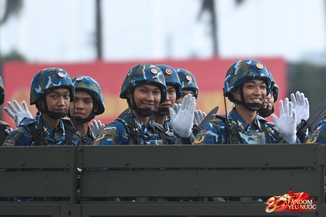 Trời đẹp, hết giờ làm việc, “khối yêu nước” đã sẵn sàng trên phố cho buổi sơ duyệt tối nay!- Ảnh 14.