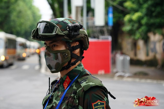 Trời đẹp, hết giờ làm việc, “khối yêu nước” đã sẵn sàng trên phố cho buổi sơ duyệt tối nay!- Ảnh 35.