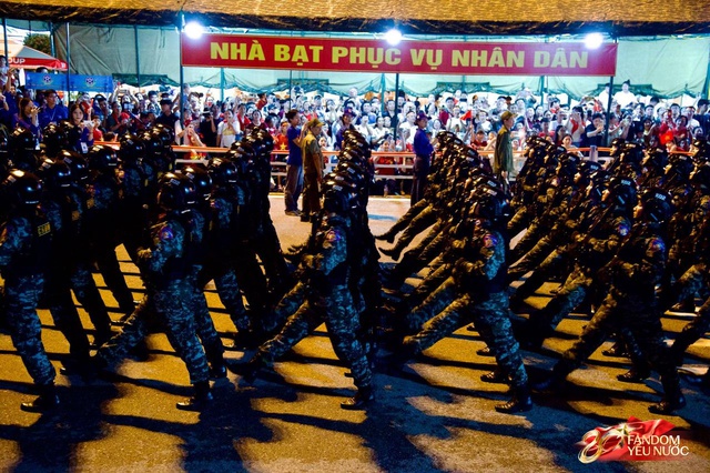 C&aacute;c khối diễu binh đi qua từng tuyến đường trong tiếng h&ograve; reo của người d&acirc;n: Tự h&agrave;o qu&aacute; Tổ quốc ơi!- Ảnh 21.