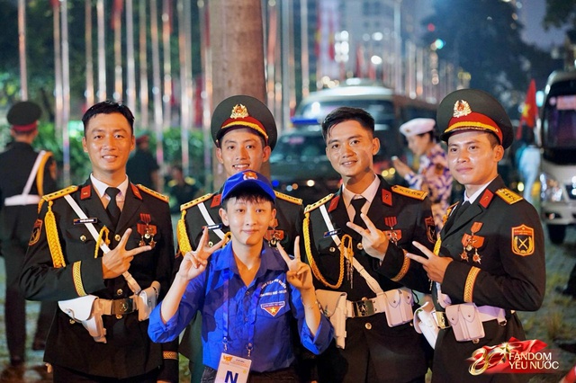 C&aacute;c khối diễu binh đi qua từng tuyến đường trong tiếng h&ograve; reo của người d&acirc;n: Tự h&agrave;o qu&aacute; Tổ quốc ơi!- Ảnh 11.