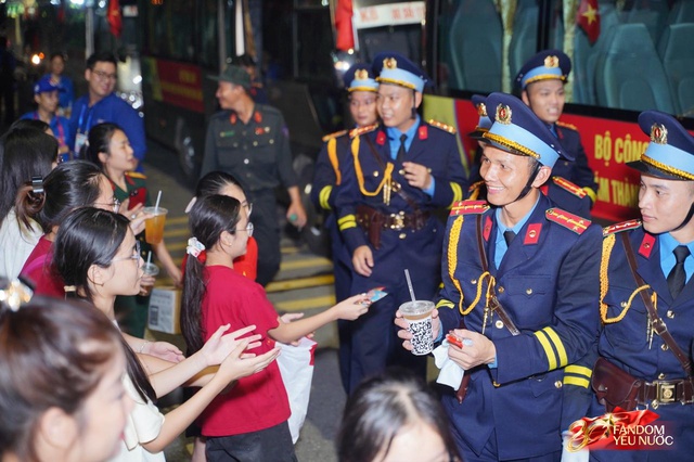 C&aacute;c khối diễu binh đi qua từng tuyến đường trong tiếng h&ograve; reo của người d&acirc;n: Tự h&agrave;o qu&aacute; Tổ quốc ơi!- Ảnh 18.