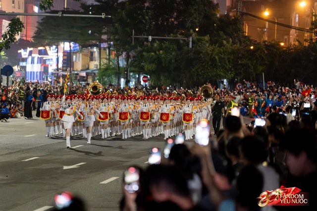 C&aacute;c khối diễu binh đi qua từng tuyến đường trong tiếng h&ograve; reo của người d&acirc;n: Tự h&agrave;o qu&aacute; Tổ quốc ơi!- Ảnh 24.