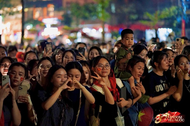 C&aacute;c khối diễu binh đi qua từng tuyến đường trong tiếng h&ograve; reo của người d&acirc;n: Tự h&agrave;o qu&aacute; Tổ quốc ơi!- Ảnh 9.