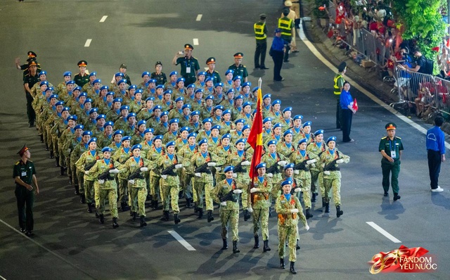 C&aacute;c khối diễu binh đi qua từng tuyến đường trong tiếng h&ograve; reo của người d&acirc;n: Tự h&agrave;o qu&aacute; Tổ quốc ơi!- Ảnh 45.