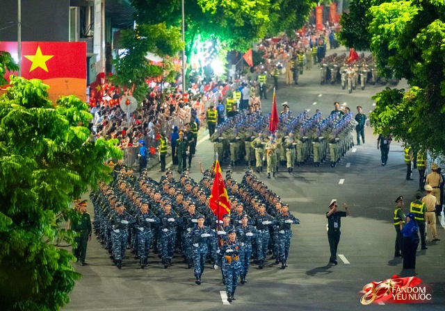 C&aacute;c khối diễu binh đi qua từng tuyến đường trong tiếng h&ograve; reo của người d&acirc;n: Tự h&agrave;o qu&aacute; Tổ quốc ơi!- Ảnh 36.