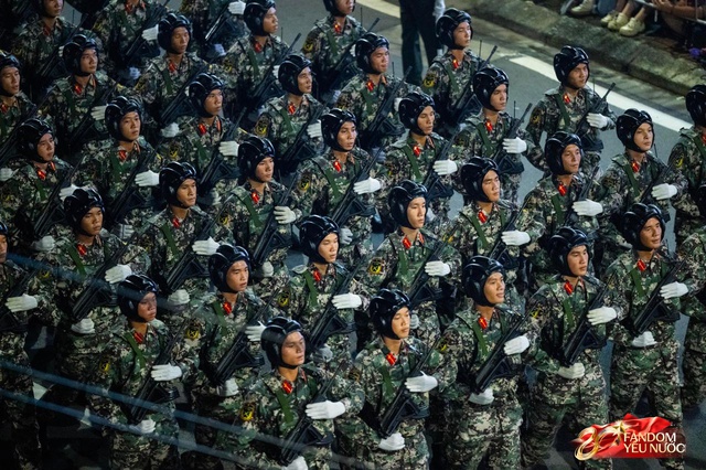 C&aacute;c khối diễu binh đi qua từng tuyến đường trong tiếng h&ograve; reo của người d&acirc;n: Tự h&agrave;o qu&aacute; Tổ quốc ơi!- Ảnh 40.