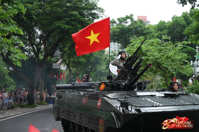 C&aacute;c khối diễu binh đi qua từng tuyến đường trong tiếng h&ograve; reo của người d&acirc;n: Tự h&agrave;o qu&aacute; Tổ quốc ơi!- Ảnh 78.