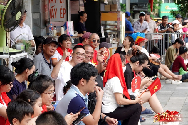 Trời đẹp, hết giờ làm việc, “khối yêu nước” đã sẵn sàng trên phố cho buổi sơ duyệt tối nay!- Ảnh 40.