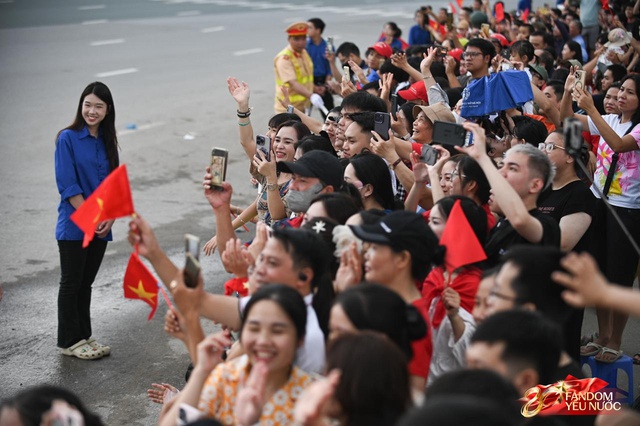 Trời đẹp, hết giờ làm việc, “khối yêu nước” đã sẵn sàng trên phố cho buổi sơ duyệt tối nay!- Ảnh 15.