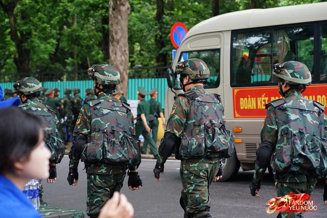 Trời đẹp, hết giờ làm việc, “khối yêu nước” đã sẵn sàng trên phố cho buổi sơ duyệt tối nay!- Ảnh 38.