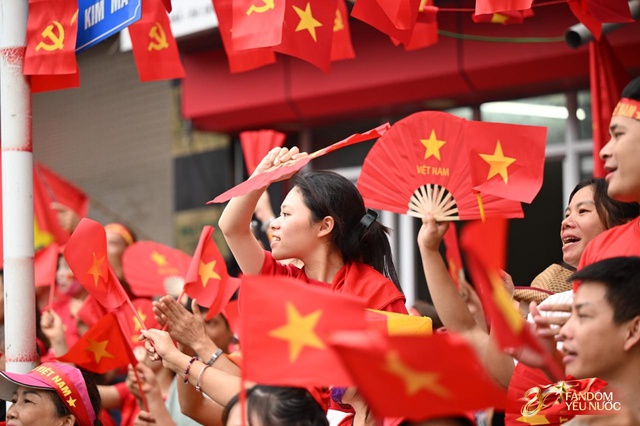 Trời đẹp, hết giờ làm việc, “khối yêu nước” đã sẵn sàng trên phố cho buổi sơ duyệt tối nay!- Ảnh 11.