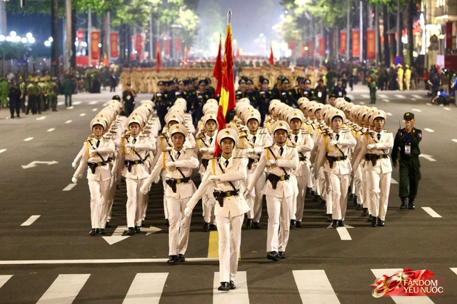 C&aacute;c khối diễu binh đi qua từng tuyến đường trong tiếng h&ograve; reo của người d&acirc;n: Tự h&agrave;o qu&aacute; Tổ quốc ơi!- Ảnh 55.