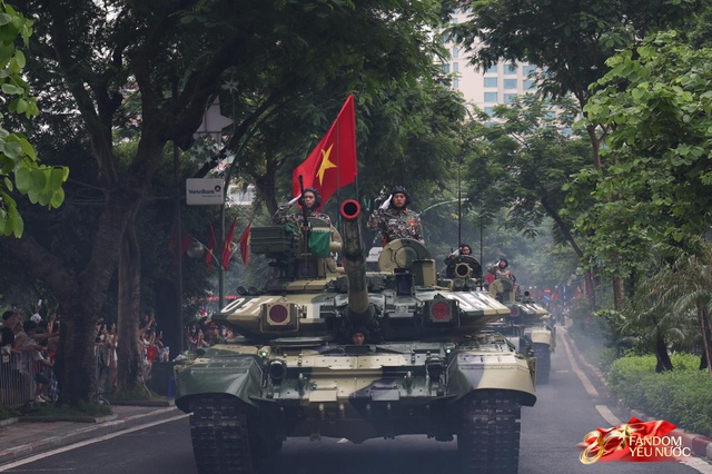 C&aacute;c khối diễu binh đi qua từng tuyến đường trong tiếng h&ograve; reo của người d&acirc;n: Tự h&agrave;o qu&aacute; Tổ quốc ơi!- Ảnh 77.