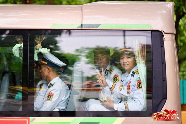 Trời đẹp, hết giờ làm việc, “khối yêu nước” đã sẵn sàng trên phố cho buổi sơ duyệt tối nay!- Ảnh 46.