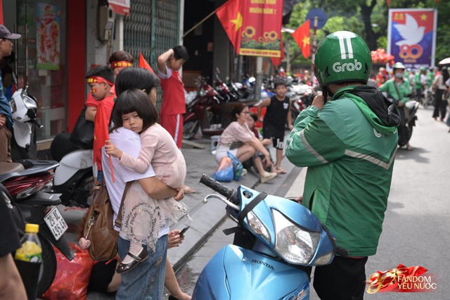 Trời đẹp, hết giờ làm việc, “khối yêu nước” đã sẵn sàng trên phố cho buổi sơ duyệt tối nay!- Ảnh 26.