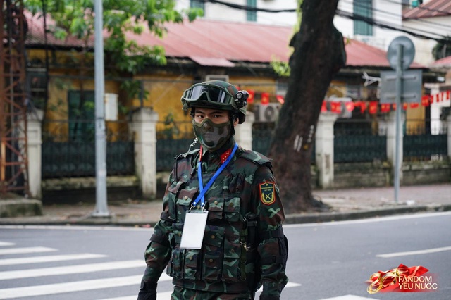 Trời đẹp, hết giờ làm việc, “khối yêu nước” đã sẵn sàng trên phố cho buổi sơ duyệt tối nay!- Ảnh 36.