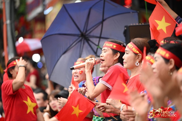 Trời đẹp, hết giờ làm việc, “khối yêu nước” đã sẵn sàng trên phố cho buổi sơ duyệt tối nay!- Ảnh 8.