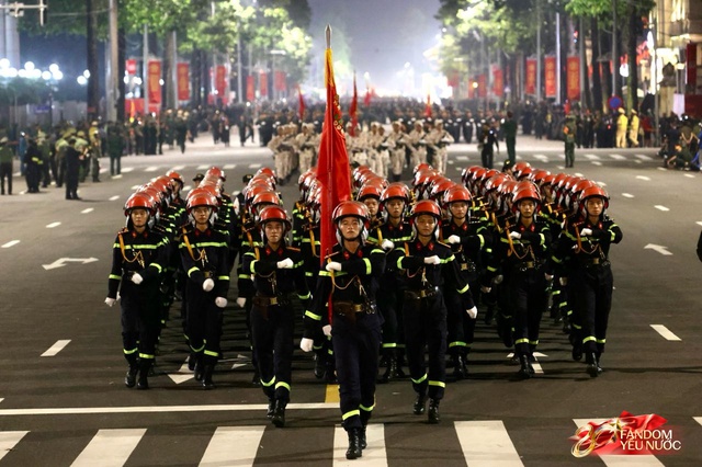 C&aacute;c khối diễu binh đi qua từng tuyến đường trong tiếng h&ograve; reo của người d&acirc;n: Tự h&agrave;o qu&aacute; Tổ quốc ơi!- Ảnh 56.
