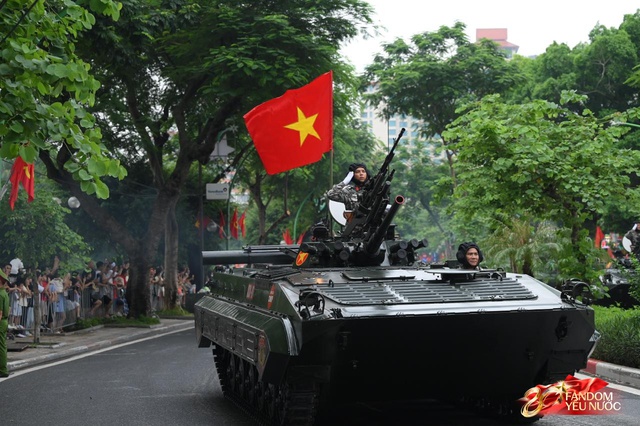 C&aacute;c khối diễu binh đi qua từng tuyến đường trong tiếng h&ograve; reo của người d&acirc;n: Tự h&agrave;o qu&aacute; Tổ quốc ơi!- Ảnh 81.