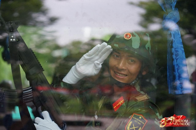 Trời đẹp, hết giờ làm việc, “khối yêu nước” đã sẵn sàng trên phố cho buổi sơ duyệt tối nay!- Ảnh 45.
