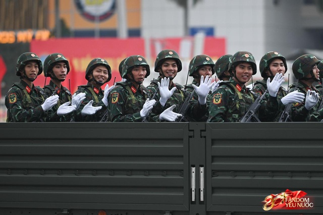 Trời đẹp, hết giờ làm việc, “khối yêu nước” đã sẵn sàng trên phố cho buổi sơ duyệt tối nay!- Ảnh 17.