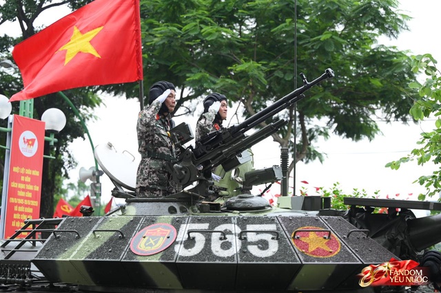 C&aacute;c khối diễu binh đi qua từng tuyến đường trong tiếng h&ograve; reo của người d&acirc;n: Tự h&agrave;o qu&aacute; Tổ quốc ơi!- Ảnh 73.