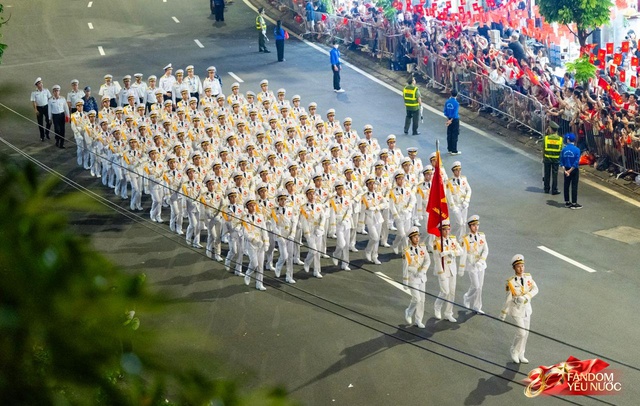 C&aacute;c khối diễu binh đi qua từng tuyến đường trong tiếng h&ograve; reo của người d&acirc;n: Tự h&agrave;o qu&aacute; Tổ quốc ơi!- Ảnh 37.