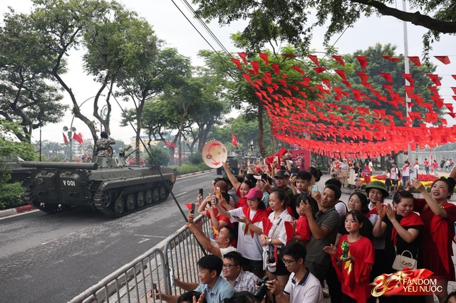 C&aacute;c khối diễu binh đi qua từng tuyến đường trong tiếng h&ograve; reo của người d&acirc;n: Tự h&agrave;o qu&aacute; Tổ quốc ơi!- Ảnh 79.