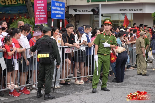 Trời đẹp, hết giờ làm việc, “khối yêu nước” đã sẵn sàng trên phố cho buổi sơ duyệt tối nay!- Ảnh 25.