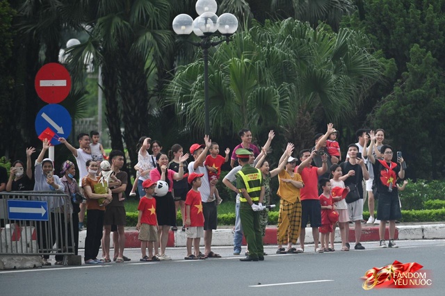 Trời đẹp, hết giờ làm việc, “khối yêu nước” đã sẵn sàng trên phố cho buổi sơ duyệt tối nay!- Ảnh 21.