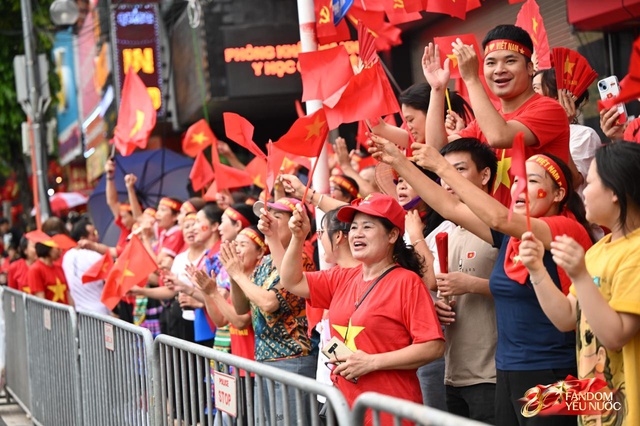 Trời đẹp, hết giờ làm việc, “khối yêu nước” đã sẵn sàng trên phố cho buổi sơ duyệt tối nay!- Ảnh 12.