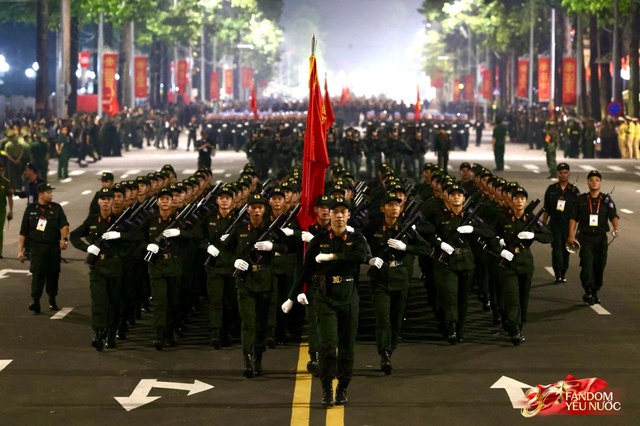 C&aacute;c khối diễu binh đi qua từng tuyến đường trong tiếng h&ograve; reo của người d&acirc;n: Tự h&agrave;o qu&aacute; Tổ quốc ơi!- Ảnh 58.