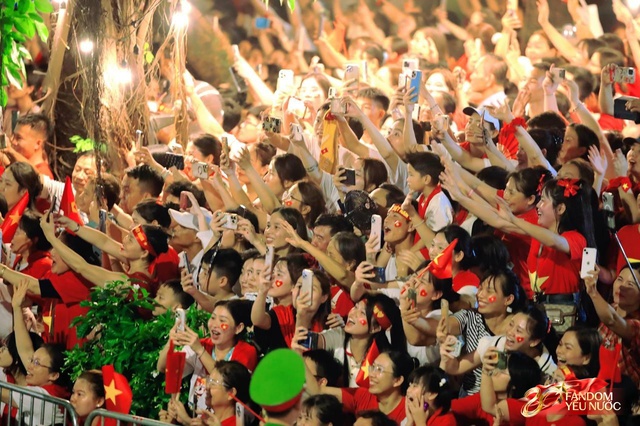 C&aacute;c khối diễu binh đi qua từng tuyến đường trong tiếng h&ograve; reo của người d&acirc;n: Tự h&agrave;o qu&aacute; Tổ quốc ơi!- Ảnh 35.