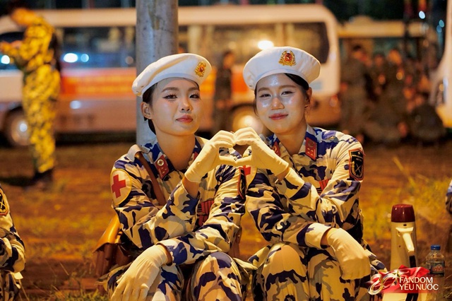 C&aacute;c khối diễu binh đi qua từng tuyến đường trong tiếng h&ograve; reo của người d&acirc;n: Tự h&agrave;o qu&aacute; Tổ quốc ơi!- Ảnh 10.