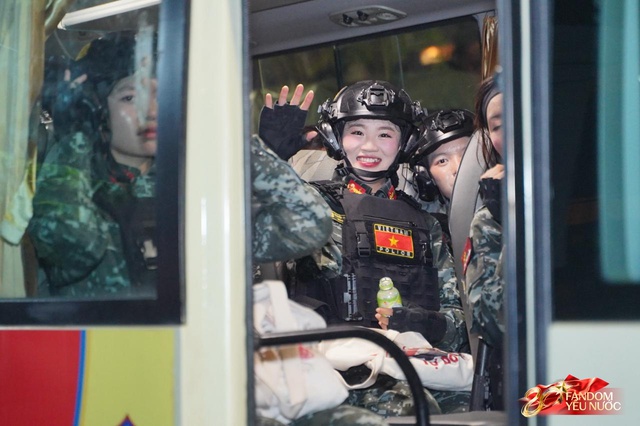 C&aacute;c khối diễu binh đi qua từng tuyến đường trong tiếng h&ograve; reo của người d&acirc;n: Tự h&agrave;o qu&aacute; Tổ quốc ơi!- Ảnh 17.