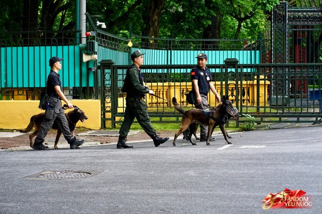 Trời đẹp, hết giờ làm việc, “khối yêu nước” đã sẵn sàng trên phố cho buổi sơ duyệt tối nay!- Ảnh 32.